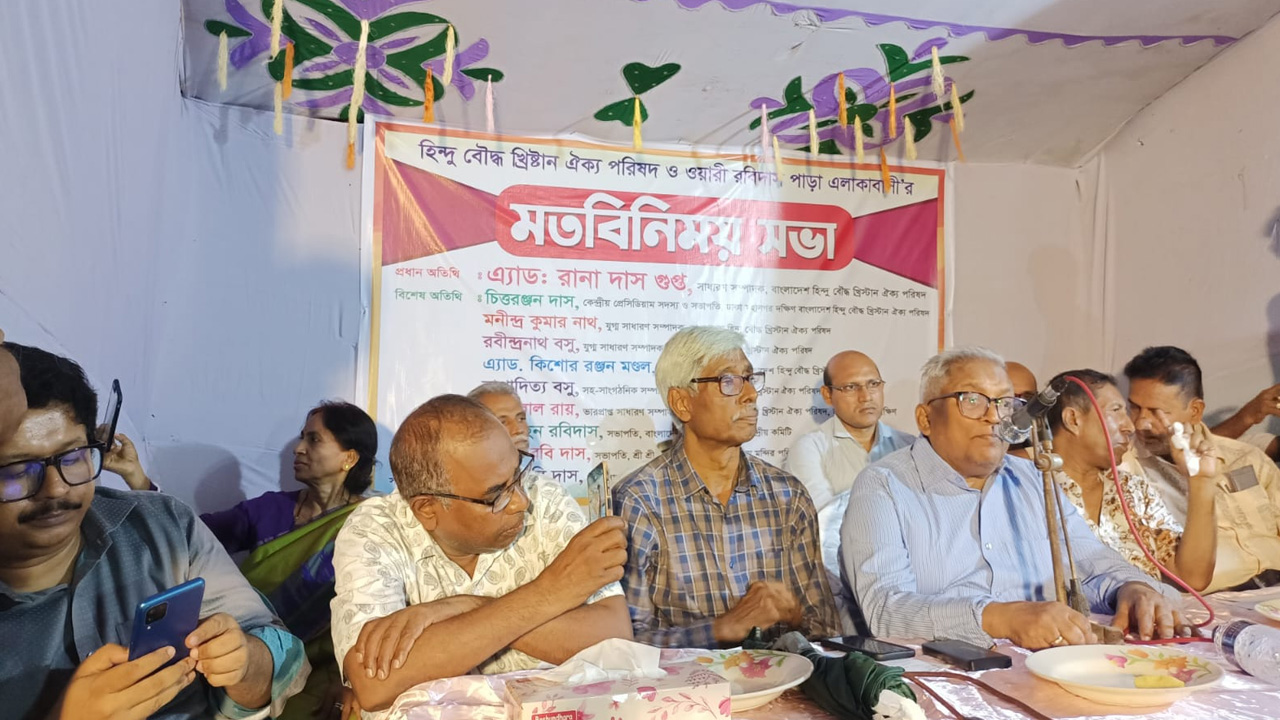 রাজধানীর ধলপুরে তেলেগু সম্প্রদায়ের সঙ্গে মতিবিনময় সভায় উপস্থিত অতিথিরা। ছবি : কালবেলা