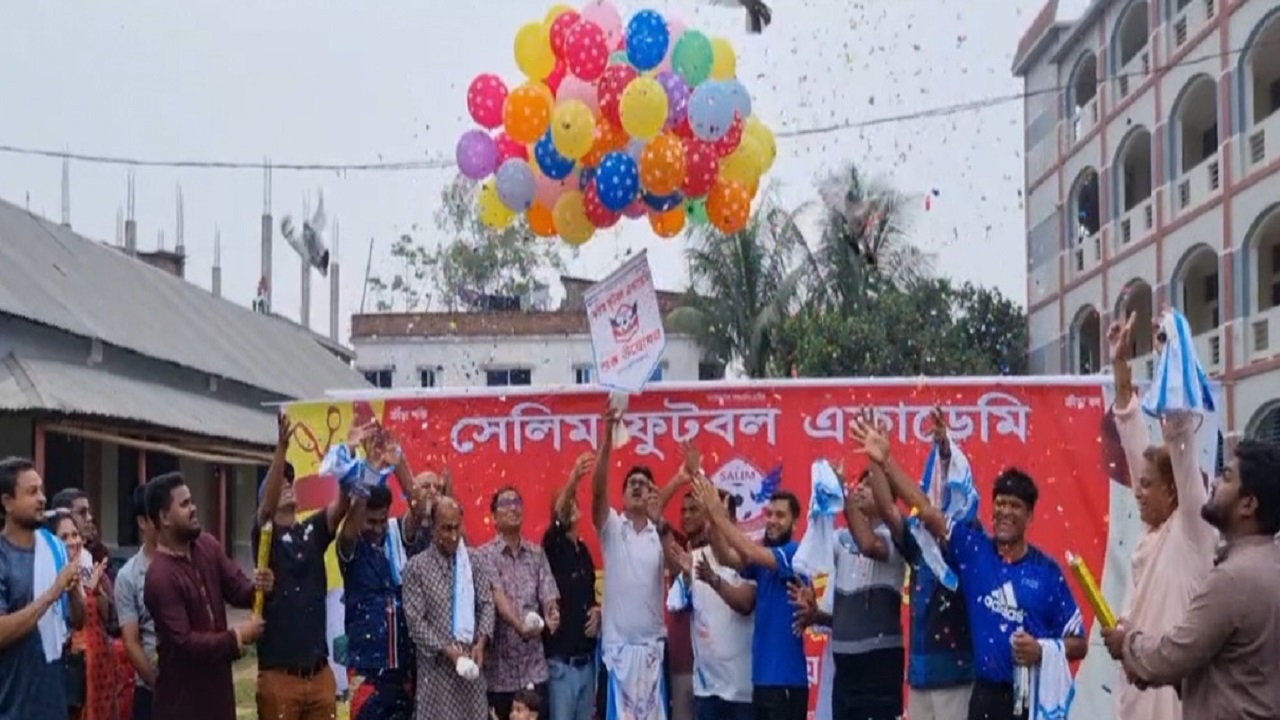 সেলিম ফুটবল একাডেমি উদ্বোধন করেন অতিথিরা। ছবি : কালবেলা
