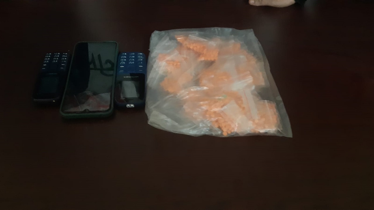 নারীর পায়ুপথ থেকে জব্দ করা ইয়াবা এবং আটকদের থেকে জব্দ করা মোবাইল  ফোন। ছবি : কালবেলা