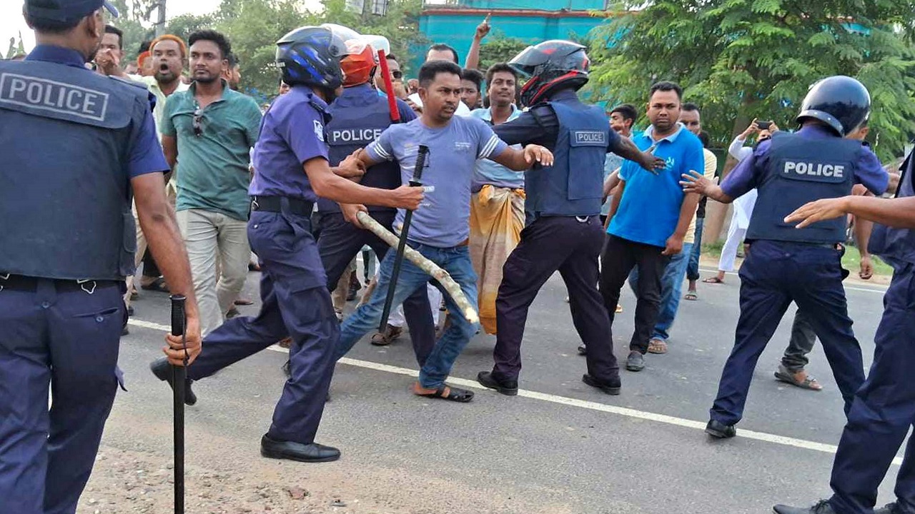 বগুড়ায় আওয়ামী লীগ ও বিএনপি নেতাকর্মীদের সংঘর্ষের সময় পরিস্থিতি নিয়ন্ত্রণের চেষ্টা পুলিশের। ছবি : কালবেলা