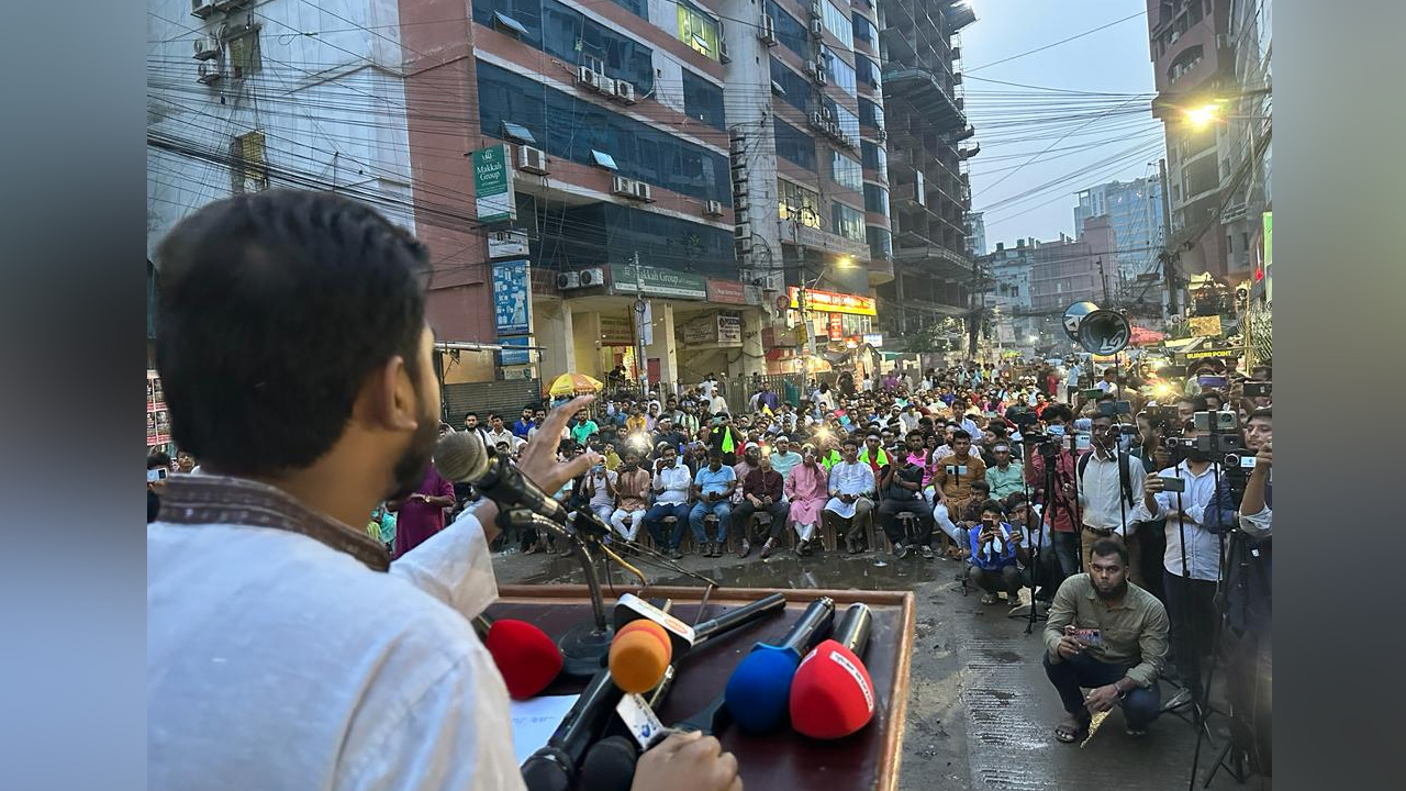 শুক্রবার রাজধানীর পুরানা পল্টনে গণঅধিকার পরিষদের কেন্দ্রীয় কার্যালয়ের সামনে যুবসমাবেশে বক্তব্য রাখছেন ভিপি নুরুল হক নুর। ছবি : কালবেলা
