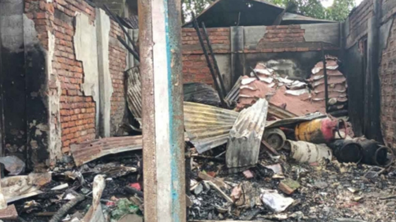 হবিগঞ্জের মাধবপুরে আন্দিউড়া চকবাজারে আগুনে পুড়ে ছাই কয়েকটি দোকান। ছবি : কালবেলা