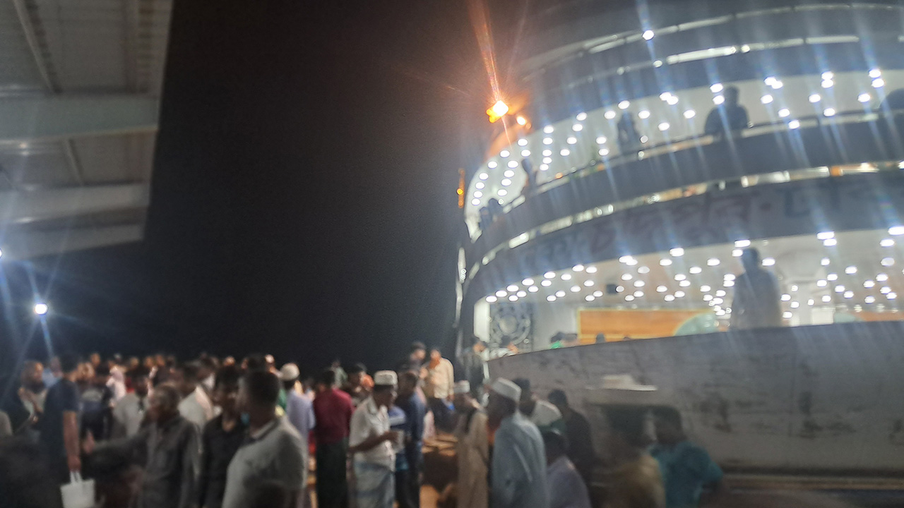 হঠাৎ বন্ধ চাঁদপুরে থেকে সরাসরি বরিশালগামী লঞ্চ। ছবি : কালবেলা