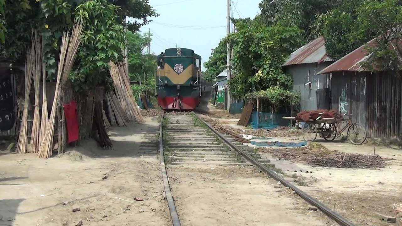 পাথরবিহীন রেলপথে চলছে ট্রেন। ছবি : সংগৃহীত
