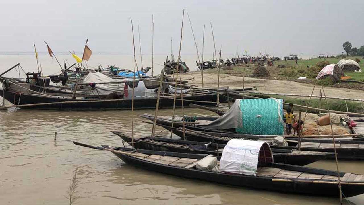 তীরে নৌকা ভিড়ে রেখেছেন জেলেরা। ছবি : কালবেলা