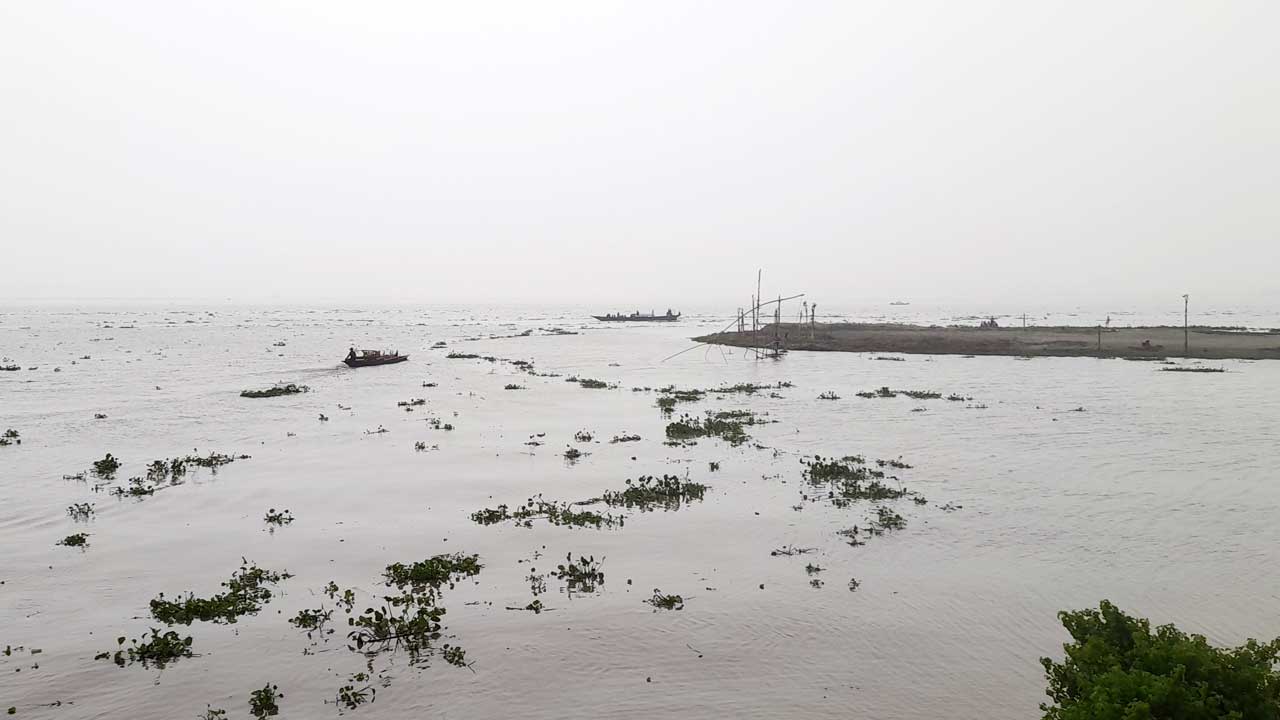 সিরাজগঞ্জে বেড়েছে যমুনায় পানি। ছবি : কালবেলা