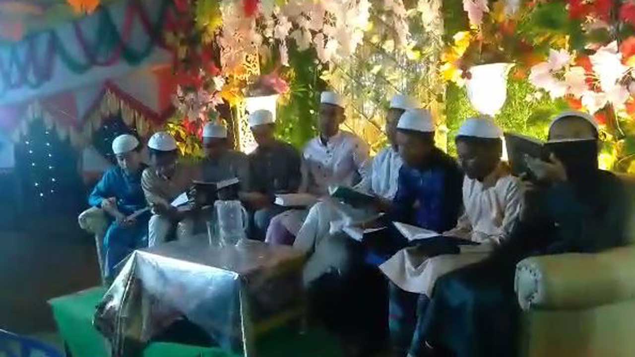 গায়েহলুদের অনুষ্ঠানে কোরআন তিলাওয়াত করছেন হাফেজরা। ছবি : কালবেলা