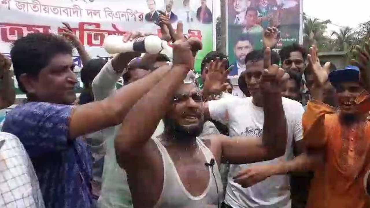 শরীয়তপুরে শুক্রবার বিএনপির ৪৫তম প্রতিষ্ঠাবার্ষিকীর অনুষ্ঠানে দুধ দিয়ে গোসল করে আওয়ামী লীগে যোগ দেন হাসেম সরদার। ছবি : কালবেলা