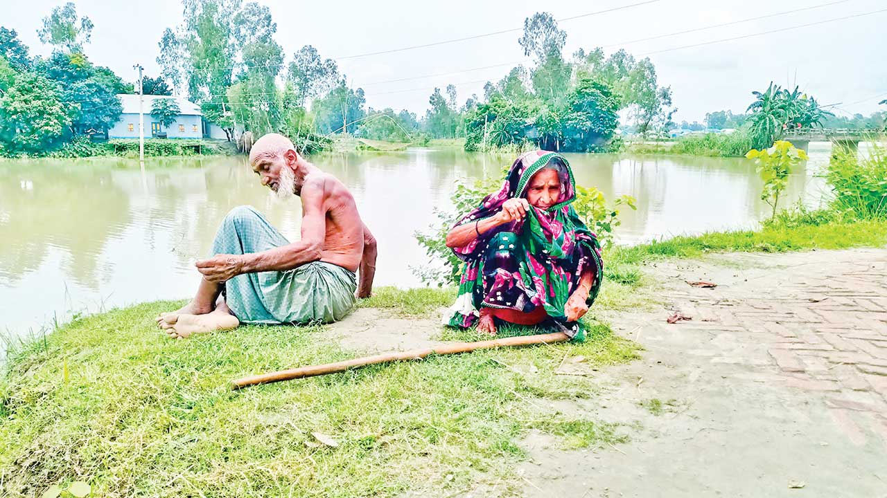 সিরাজগঞ্জের চৌহালীতে কবরস্থানের পাশে বৃদ্ধ দম্পতি। ফাইল ছবি