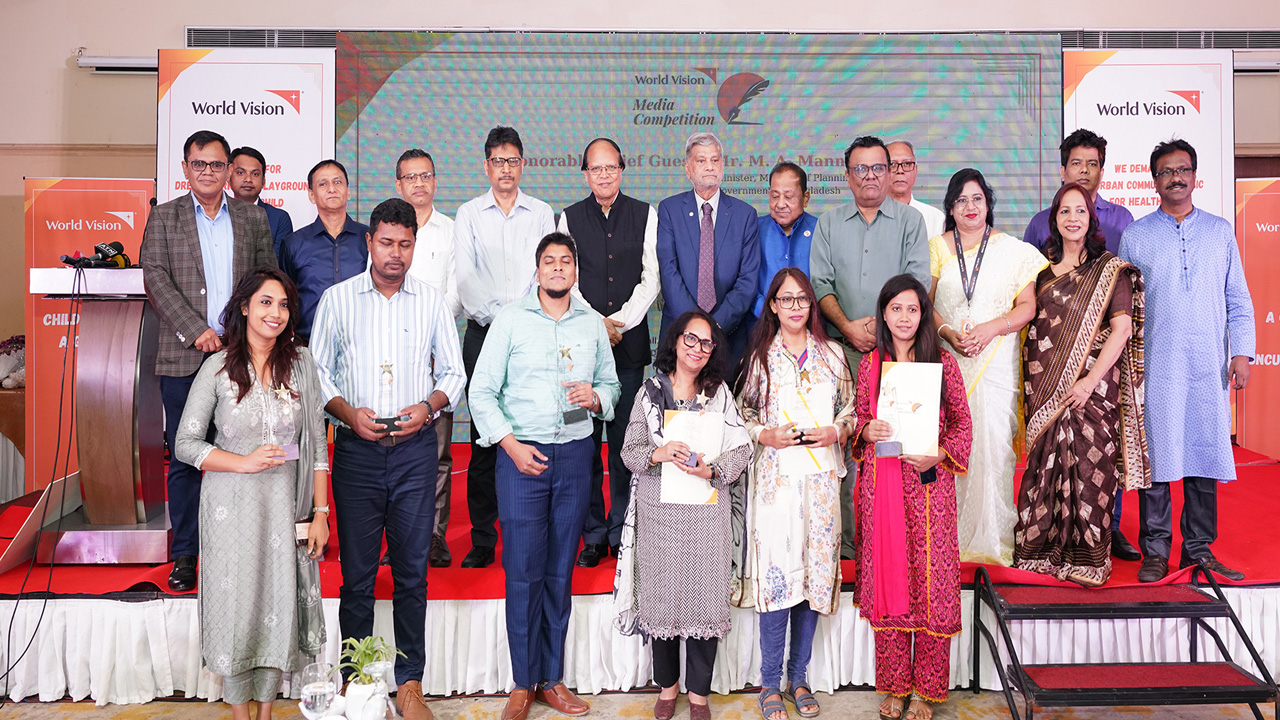 পুরস্কার প্রদান অনুষ্ঠানে ফটোসেশনে উপস্থিত অতিথিরা। ছবি : কালবেলা