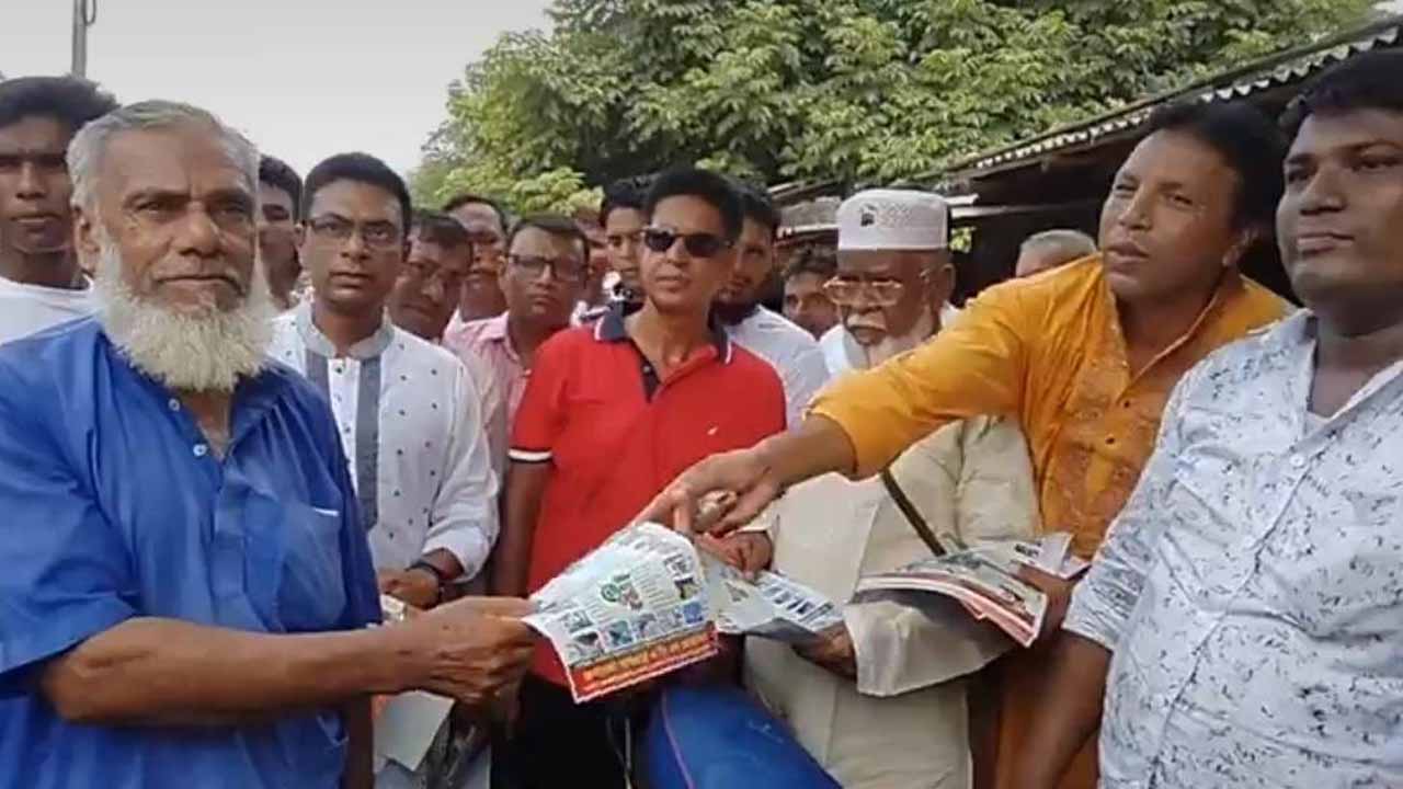সাতক্ষীরার আশাশুনিসহ বিভিন্ন এলাকায় শনিবার বর্তমান সরকারের উন্নয়নের তথ্য তুলে ধরে নৌকায় ভোট চেয়ে গণসংযোগ ও লিফলেট বিতরণ করেন আওয়ামী লীগের নেতাকর্মীরা। ছবি : কালবেলা