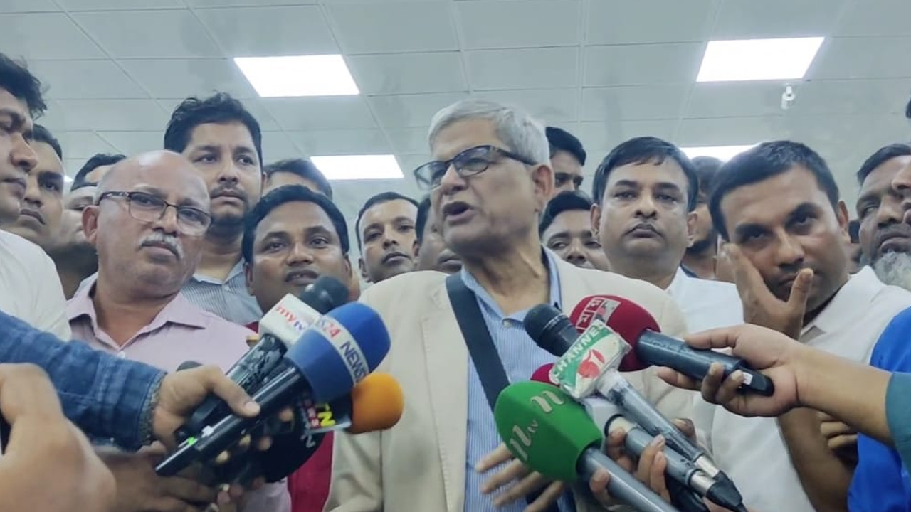 শাহজালাল আন্তর্জাতিক বিমানবন্দরে পৌঁছে সাংবাদিকদের সাথে কথা বলছেন বিএনপি মহাসচিব মির্জা ফখরুল ইসলাম আলমগীর। ছবি: কালবেলা