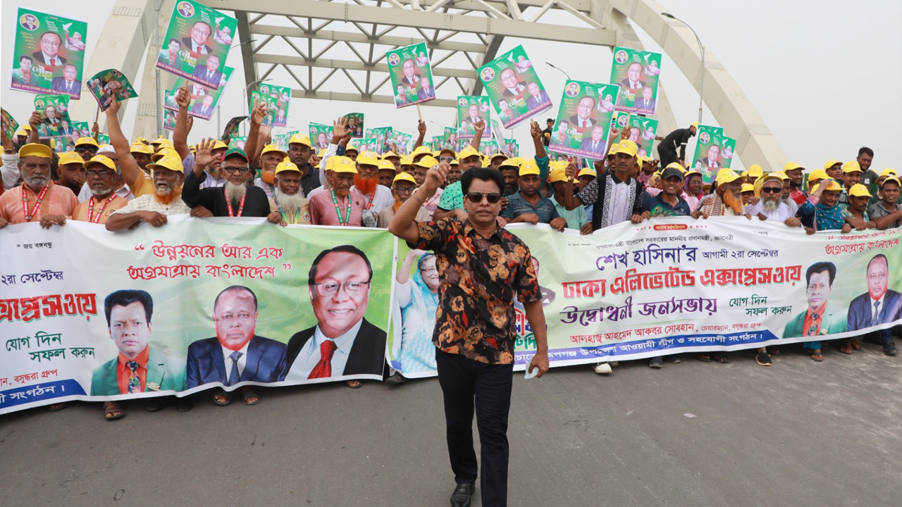 রংধনু গ্রুপের চেয়ারম্যান ও আওয়ামী লীগ নেতা আলহাজ মো. রফিকুল ইসলাম নেতাকর্মীদের নিয়ে সমাবেশে যান। ছবি : কালবেলা