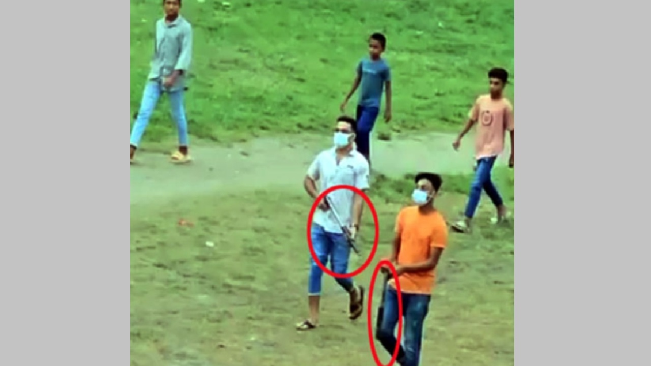 অস্ত্রসহ রিয়াজ ও ফরহাদ নামের দুই যুবক। ছবি : সংগৃহীত