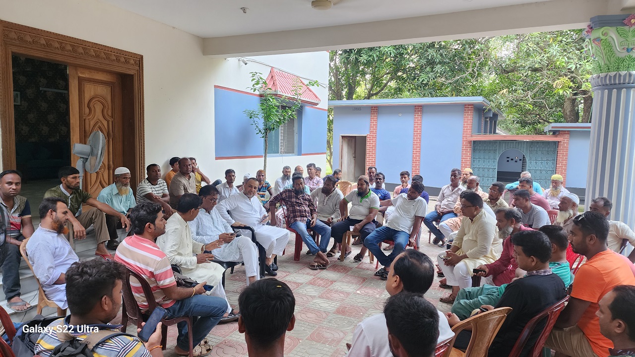 নিজ বাস ভবনে দলের নেতাকর্মীদের সঙ্গে মতবিনিময় করছেন আলহাজ নজরুল ইসলাম দুলাল। ছবি : কালবেলা
