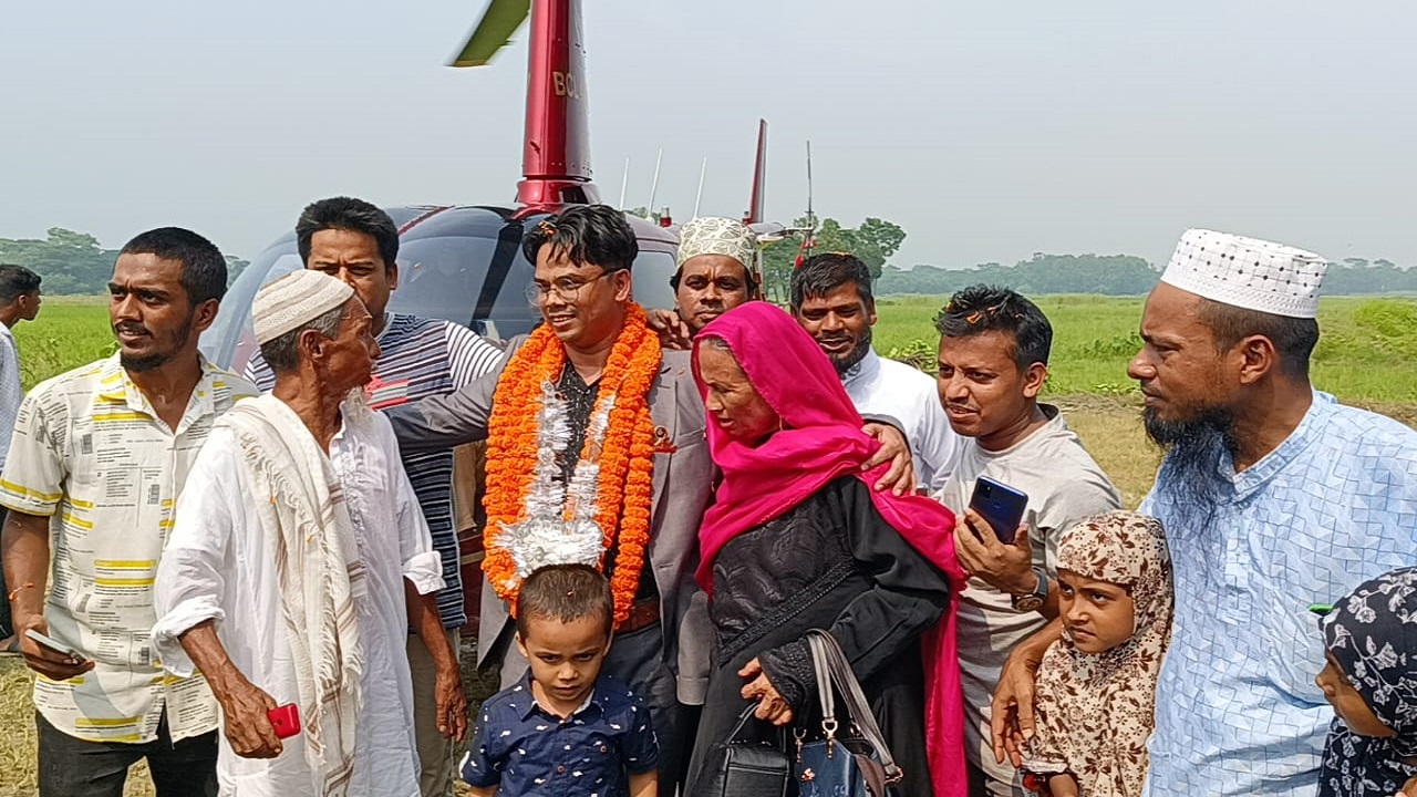 হেলিকপ্টারে আসা সৌদি প্রবাসী আলমকে বরণ করে দেন তার বাবা মা ও এলাকাবাসী। ছবি : কালবেলা