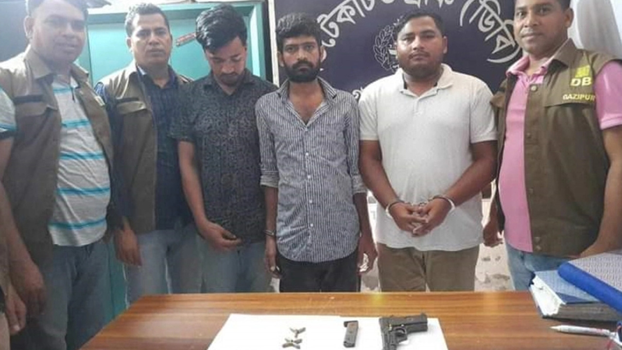 গাজীপুরে অস্ত্র ও ইয়াবাসহ গ্রেপ্তার ছাত্রলীগ নেতাকর্মীরা। ছবি : কালবেলা