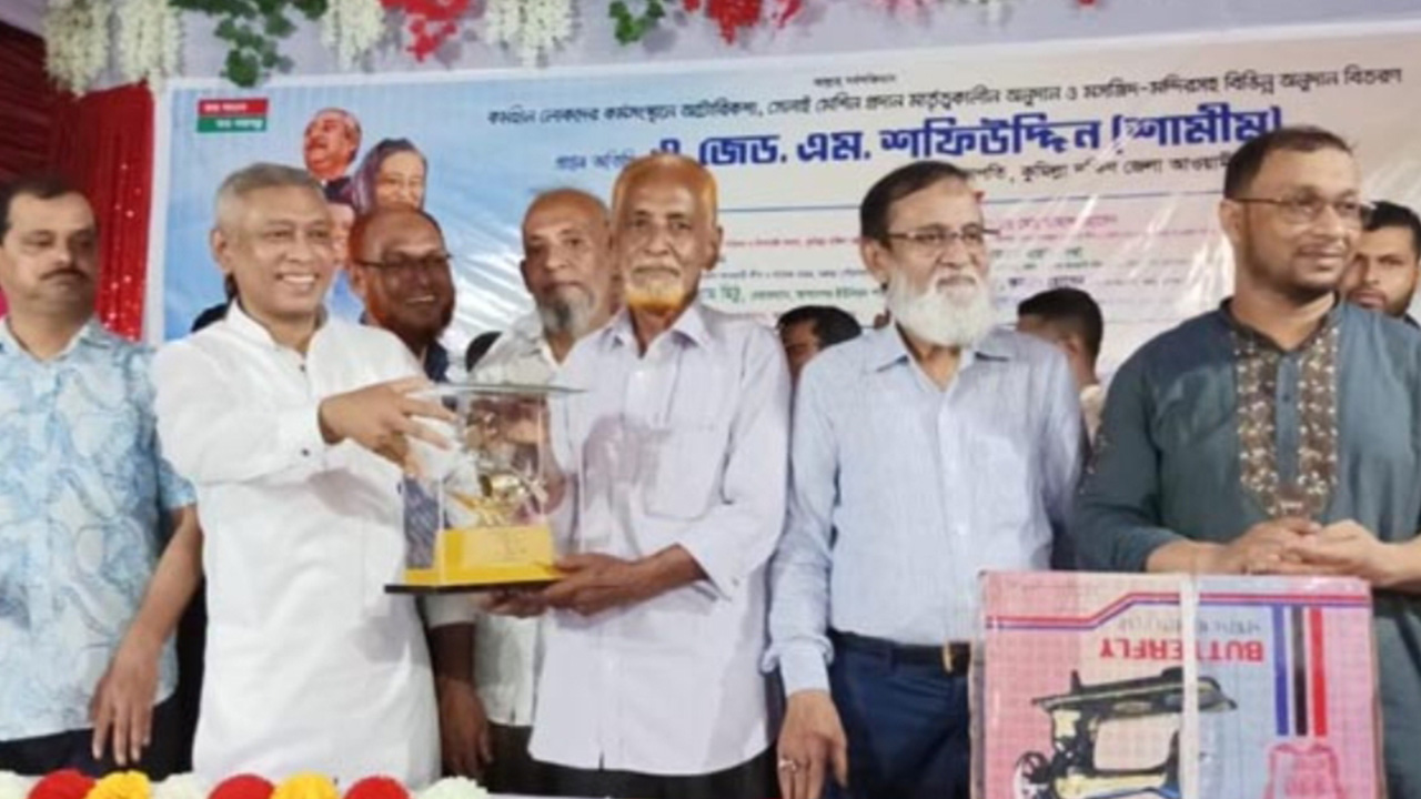 কুমিল্লার বরুড়ায় ৩৬ হতদরিদ্র কর্মহীন পরিবারের মাঝে সহায়তা প্রদান। ছবি : কালবেলা