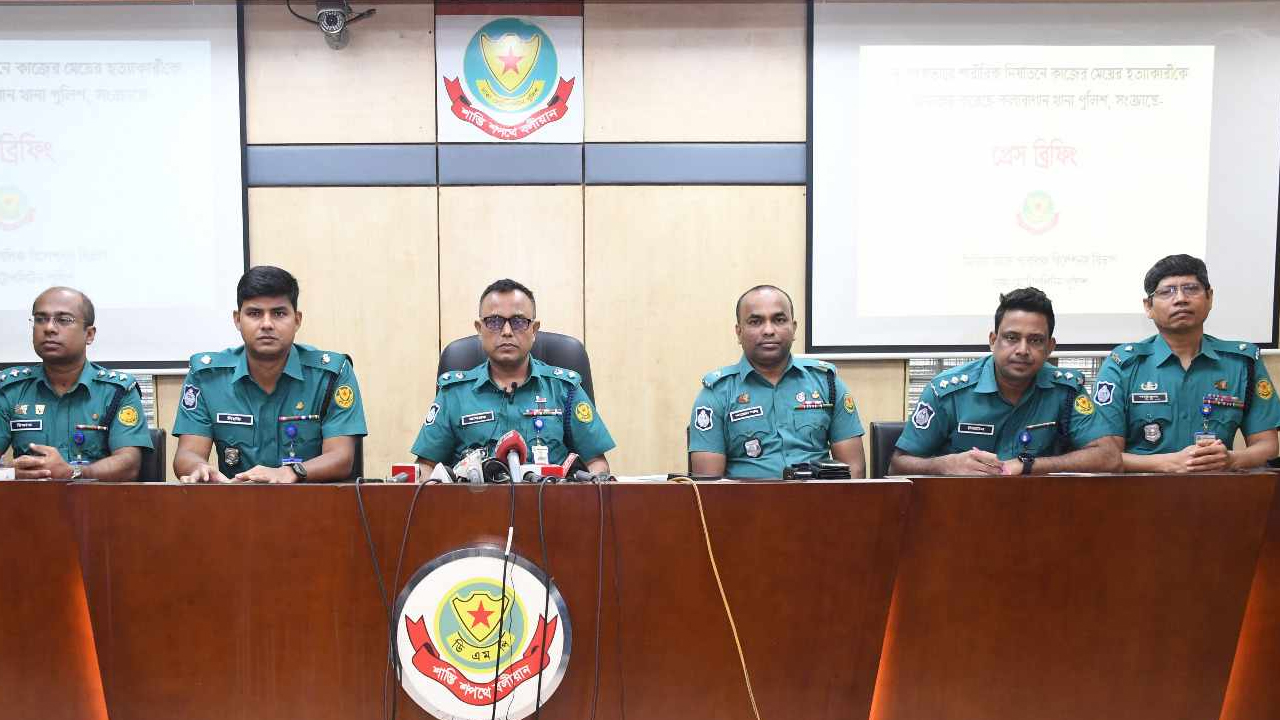 ডিএমপি মিডিয়া সেন্টারে সংবাদ সম্মেলনে রমনা বিভাগের উপপুলিশ কমিশনার (ডিসি) মুহাম্মদ আশরাফ হোসেন। ছবি : কালবেলা