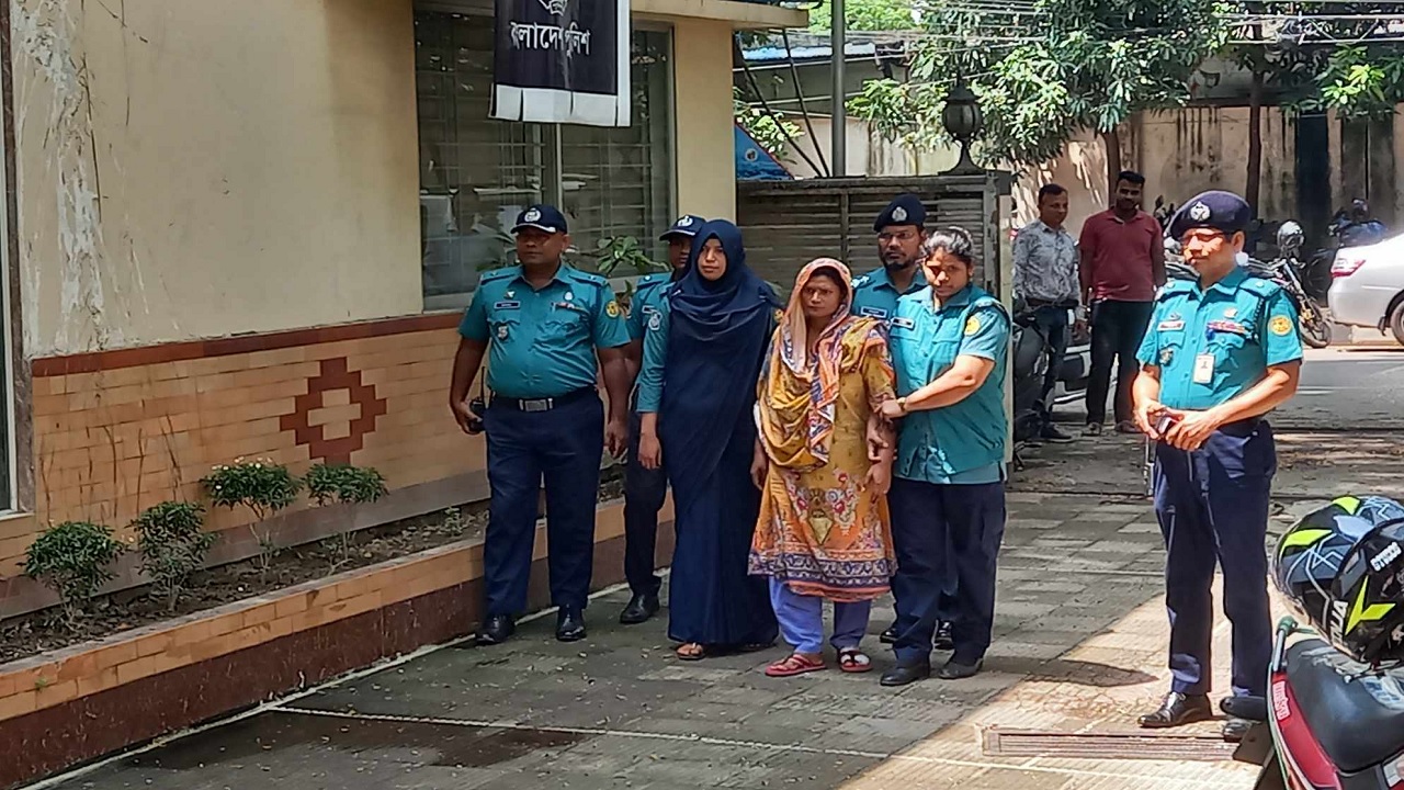 বাচ্চার খাবার খেয়ে ফেলায় শিশু গৃহকর্মী হেনাকে নির্যাতনকারী সাথী আক্তার পারভীন ডলি পুলিশের হাতে আটক  । ছবি : কালবেলা