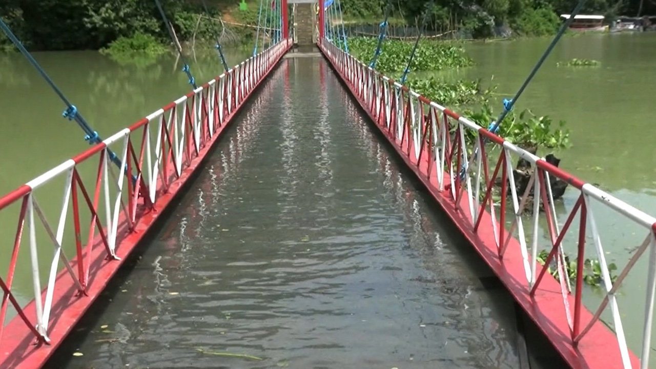 পানিতে ডুবে গেছে রাঙামাটির ঝুলন্ত সেতু। ছবি : কালবেলা