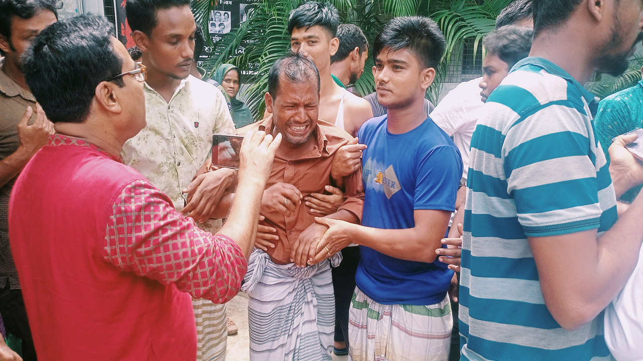 নাটোরের লালপুরে রোববার জমির বিরোধে সংঘর্ষে আহতদের উদ্ধার করে হাসপাতালে নেওয়া হয়। ছবি : কালবেলা