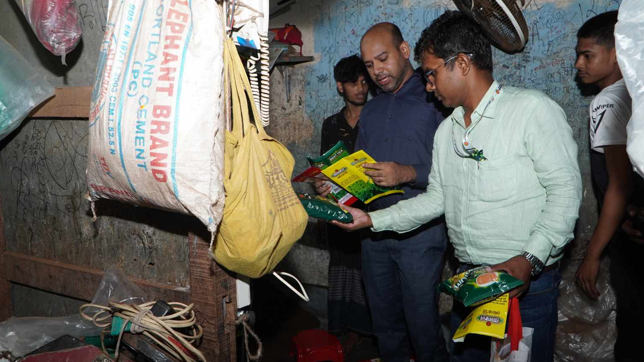চট্টগ্রামের পাইকারি বাজার চাক্তাইয়ে রোববার ভেজাল চা বিরোধী অভিযান চালান ভ্রাম্যমাণ আদালত। ছবি : কালবেলা