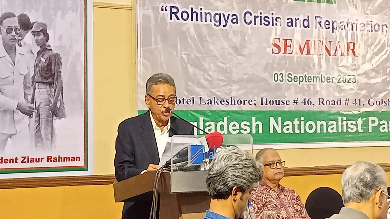 বিএনপি আয়োজিত ‘রোহিঙ্গা সংকট ও প্রত্যাবাসন কৌশল’ শীর্ষক সেমিনারে মূল প্রবন্ধ উপস্থাপন করছেন আমীর খসরু মাহমুদ চৌধুরী। ছবি : কালবেলা