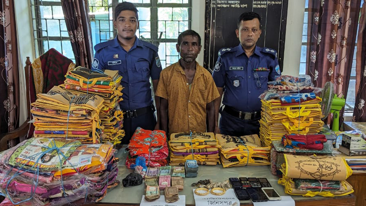 বিপুল পরিমাণ চোরাই পণ্যসহ আটক মো. রফিক। ছবি : কালবেলা
