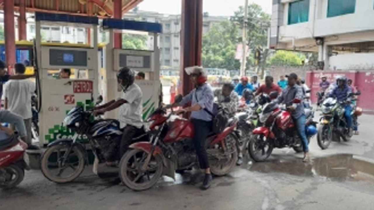 পেট্রল পাম্প। পুরোনো ছবি