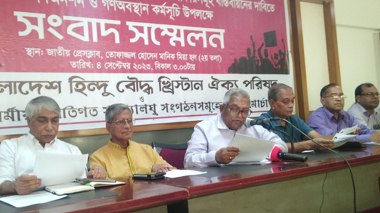 জাতীয় প্রেস ক্লাবে হিন্দু বৌদ্ধ খ্রিষ্টান ঐক্য পরিষদের সংবাদ সম্মেলনে লিখিত বক্তব্য রাখছেন অ্যাডভোকেট রাণা দাশগুপ্ত। ছবি : কালবেলা