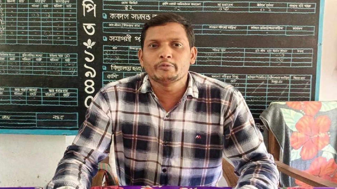 লেবুবুনিয়া সরকারি প্রাথমিক বিদ্যালয়ের সহকারী শিক্ষক গিয়াস উদ্দিন সোহাগ। ছবি : কালবেলা