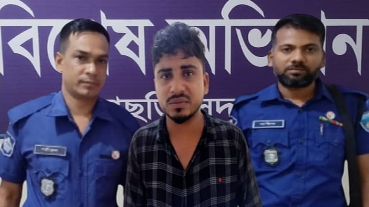 পুলিশ সদস্যদের মাঝে জাল টাকাসহ গ্রেপ্তার মো. আব্বাস। ছবি : সংগৃহীত