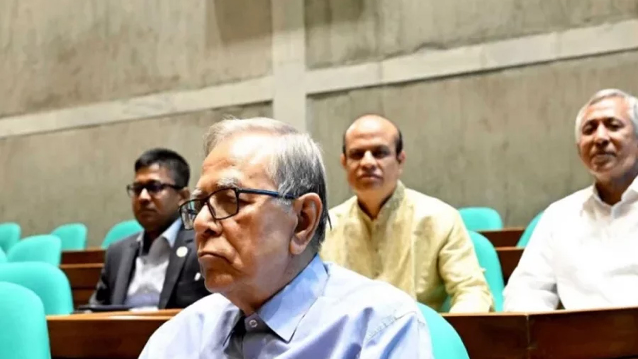 জাতীয় সংসদ ভবনের গ্যালারি থেকে একাদশ জাতীয় সংসদের ২৪তম অধিবেশন পর্যবেক্ষণ করছেন সাবেক রাষ্ট্রপতি মো. আবদুল হামিদ। ছবি : পিএমও