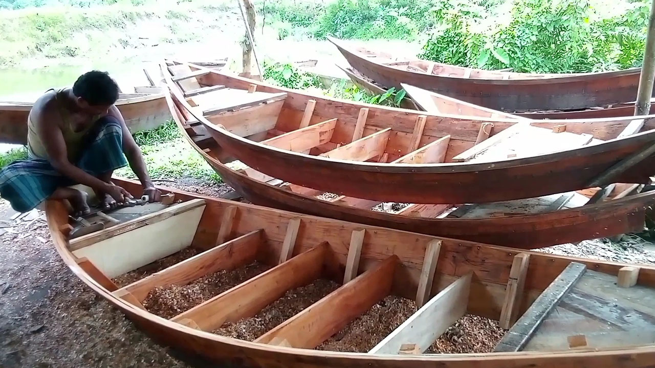 কোষা নৌকা তৈরি করছে কারিগড়। ছবি : কালবেলা