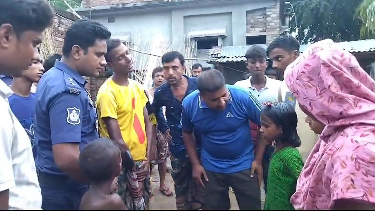 হারিয়ে যাওয়া এক শিশুকে পরিবারের কাছে ফিরিয়ে দিয়েছে জীবননগর থানা পুলিশ। ছবি : কালবেলা