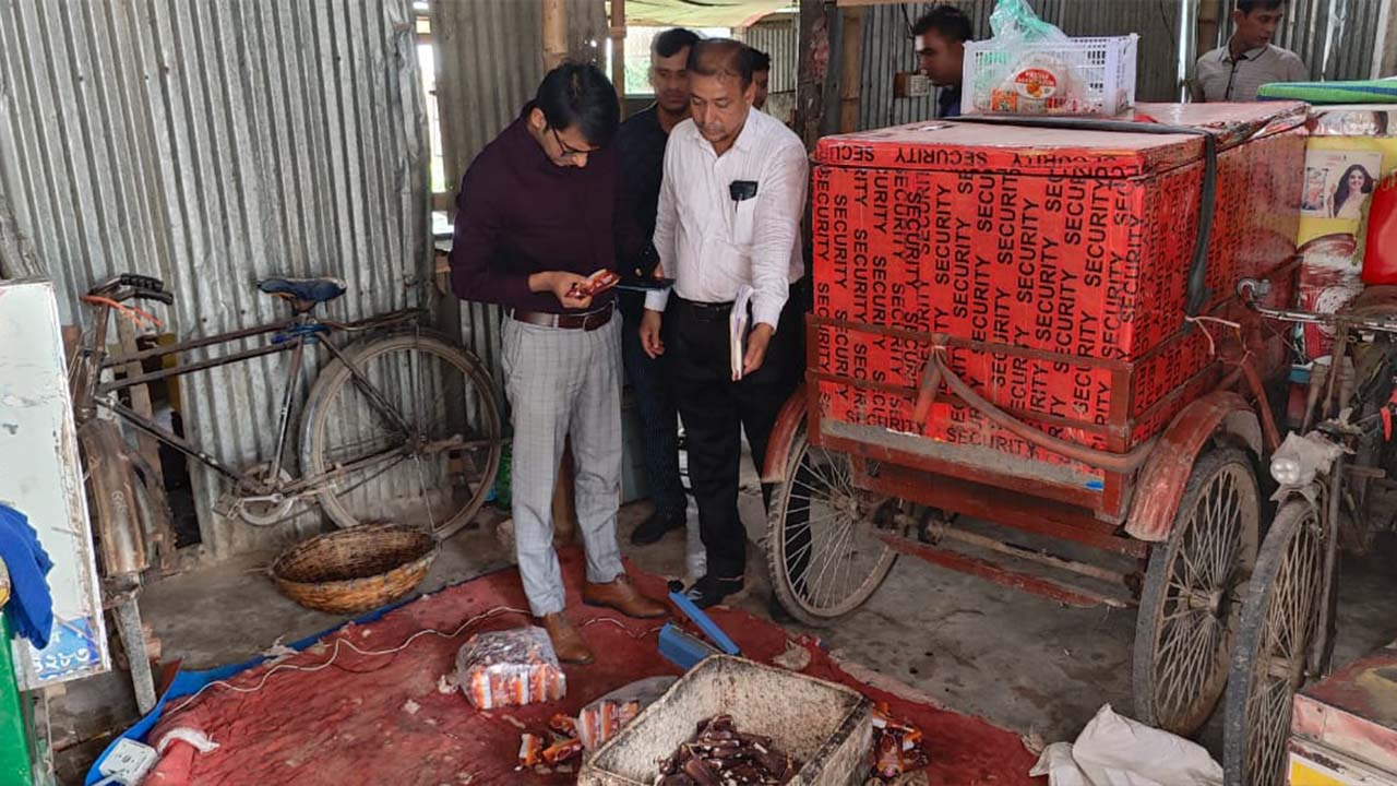 অস্বাস্থ্যকর পরিবেশে আইসক্রিম তৈরি করার দায়ে দুটি আইসক্রিম কারখানাকে ৮০ হাজার টাকা জরিমানা। ছবি : কালবেলা