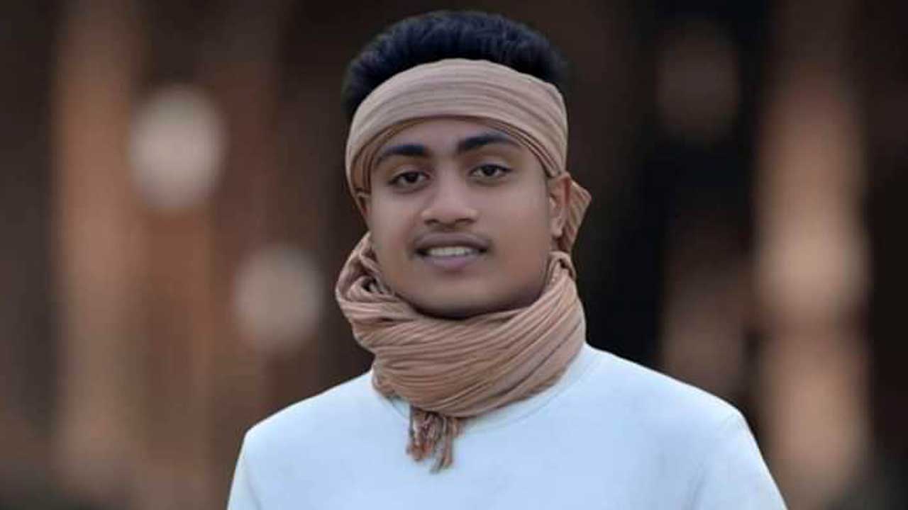 ফল ব্যবসায়ী আরিফ হোসেন। ছবি : সংগৃহীত