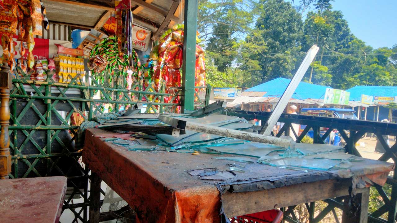 ছাত্রলীগের সংঘর্ষে ব্যবসা প্রতিষ্ঠান ভাঙচুর। ছবি : কালবেলা