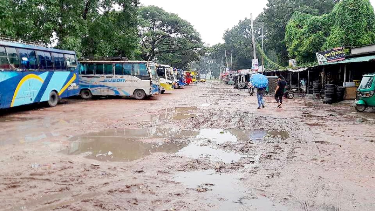 ঈশ্বরদীর ঐতিহ্যবাহী খায়রুজ্জামান বাবু বাস টার্মিনাল। ছবি : কালবেলা