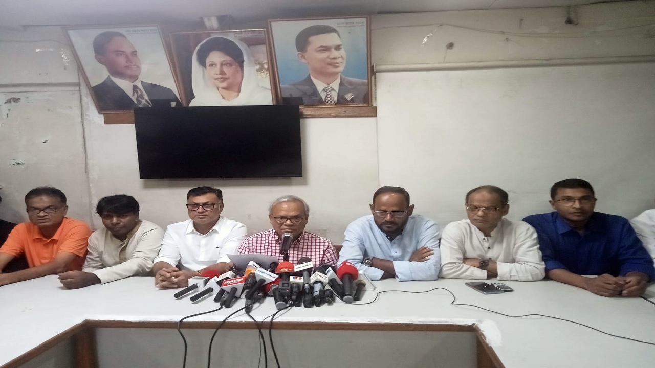 দুপুরে নয়াপল্টনে বিএনপির কেন্দ্রীয় কার্যালয়ে এক সংবাদ সম্মেলনে কথা বলেন বিএনপির সিনিয়র যুগ্ম মহাসচিব রুহুল কবির রিজভী। ছবি : কালবেলা