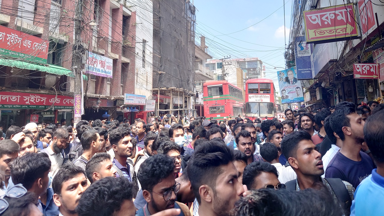শিক্ষার্থীদের সড়ক অবরোধের মুখে পাবনা শহরে তীব্র যানজট দেখা দেয়। ছবি : কালবেলা