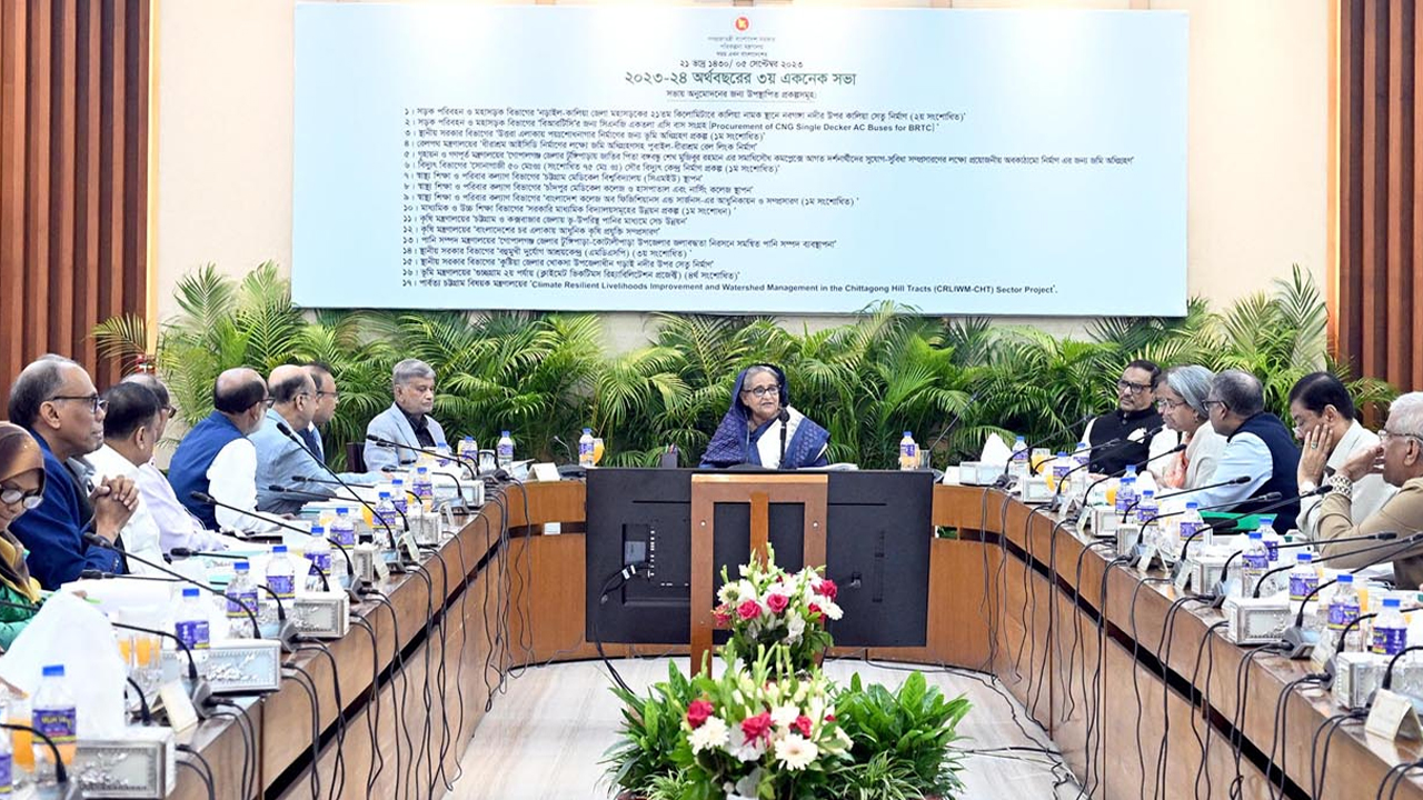 মঙ্গলবার (৫ সেপ্টেম্বর) রাজধানীর শেরেবাংলা নগরে এনইসি সম্মেলন কক্ষে একনেক সভায় সভাপতিত্ব করছেন প্রধানমন্ত্রী শেখ হাসিনা। ছবি: পিআইডি