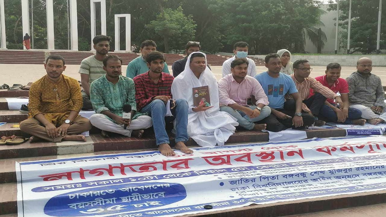 সরকারি চাকরিতে আবেদনের বয়সসীমা ৩৫ করার দাবিতে কাপনের কাপড় পরে প্রতিবাদ করেছেন আন্দোলনরত শিক্ষার্থীরা। ছবি : কালবেলা