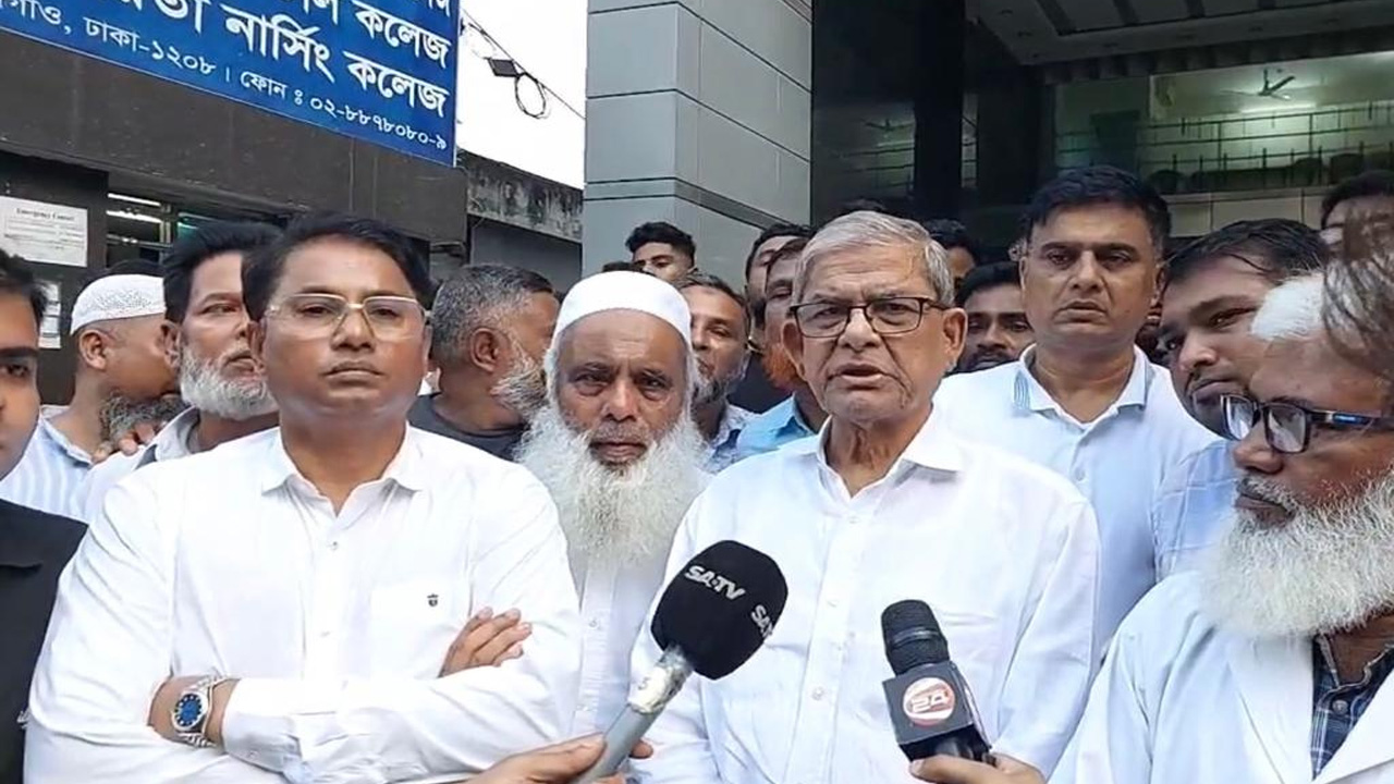 রাজধানীর শমরিতা হাসপাতালে আহত বিএনপি নেতাকর্মীদের দেখতে গিয়ে গণমাধ্যমের সামনে কথা বলছেন মির্জা ফখরুল। ছবি : কালবেলা