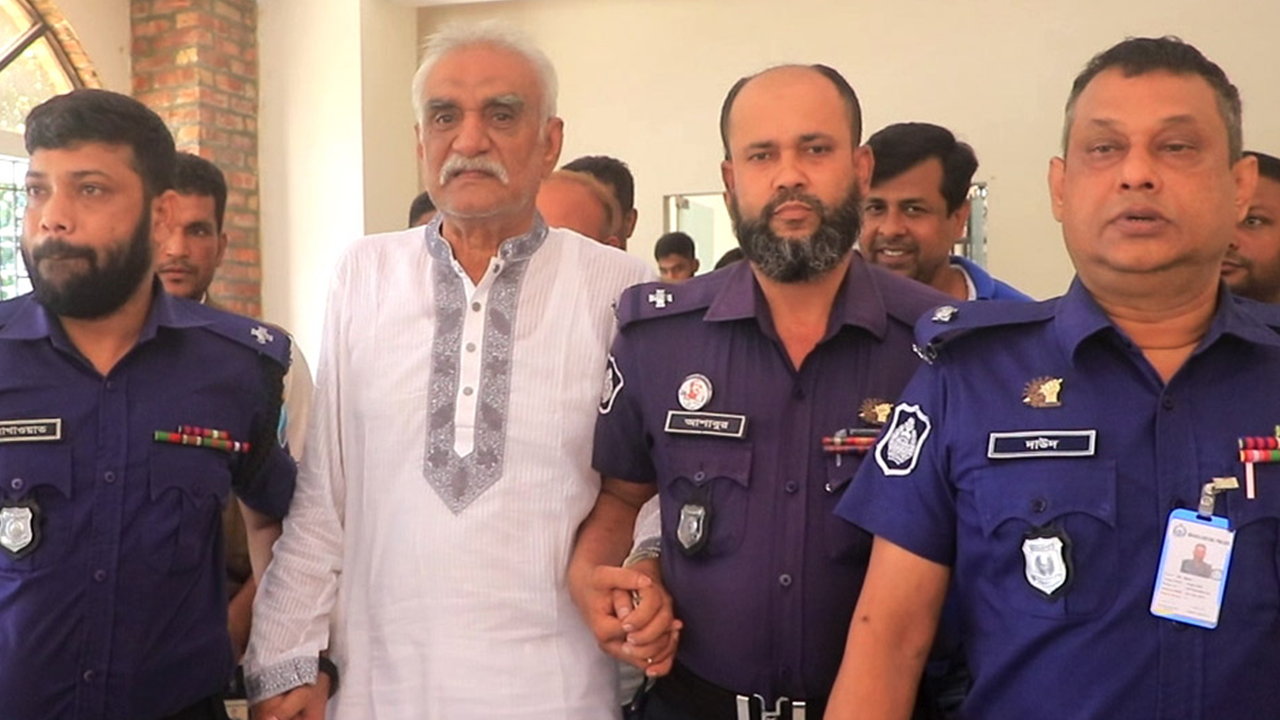 কিশোরগঞ্জ আদালত চত্বরে বিএনপি নেতা আবু সাইদ চাঁদ। ছবি : কালবেলা