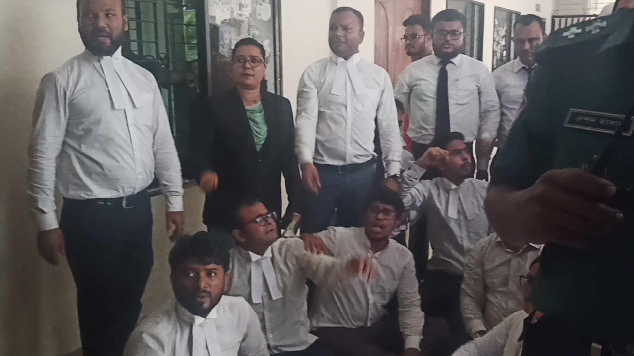 আদালতের বারান্দায় বসে বিএনপিপন্থি আইনজীবীদের বিক্ষোভ। ছবি : কালবেলা