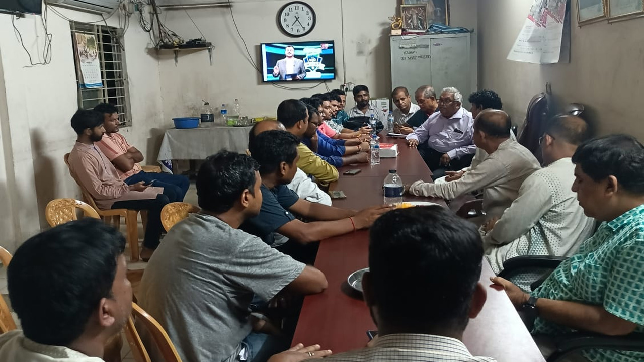 রাজধানীর নারিন্দার মাধ্ব গৌড়ীয় মঠ এবং রমনা কালীবাড়ি পরিচালনা কমিটির নেতৃবৃন্দের সঙ্গে বৈঠকে বক্তব্য রাখছেন রাণা দাশগুপ্ত। ছবি : কালবেলা