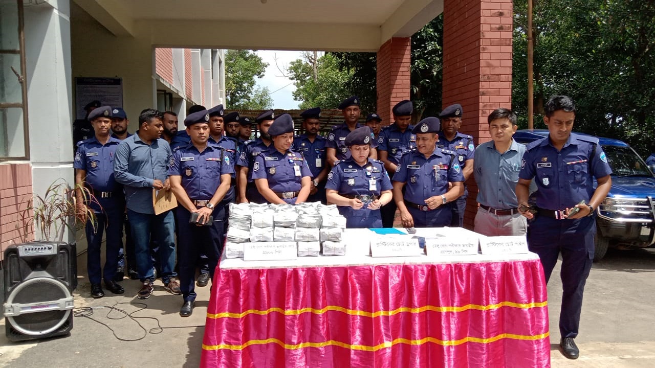 জব্দ কিটসহ সংবাদ সম্মেলনে খাগড়াছড়ি জেলা পুলিশ সুপার মুক্তা ধর ও অন্য পুলিশ সদস্যরা। ছবি : কালবেলা