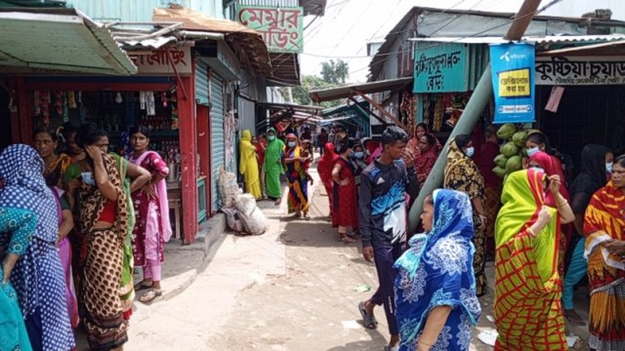 দৌলতদিয়ার যৌনপল্লীতে বসবাসরত কয়েকজন যৌনকর্মী। ছবি : কালবেলা